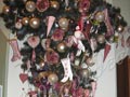 Cafe «MEZZO»: Χριστουγεννιάτικο δέντρο με ρετρό διακόσμηση