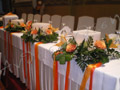 Γαμήλιο τραπέζι με κουφωτά κεριά και άνθη