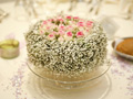 «Cake» from natural flowers for a very classy effect