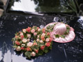 Στεφάνι με κισσό δίχρωμο και τριαντάφυλλα sweet akito και bella rosew κρατιέται σφιχτά με το ανοιξιάτικο καπέλο από σατέν